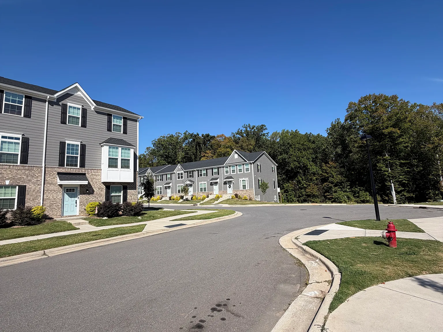 3 bed, 2.5 bath, 1915 sqft, $2,200 — Photo 3