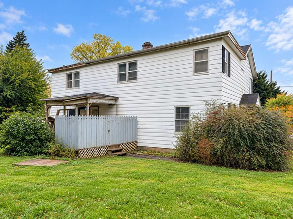 101 S 4th St, Malta, IL 60150