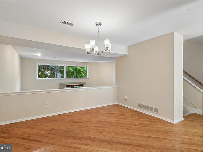 156 Eaton Dr — Photo 3