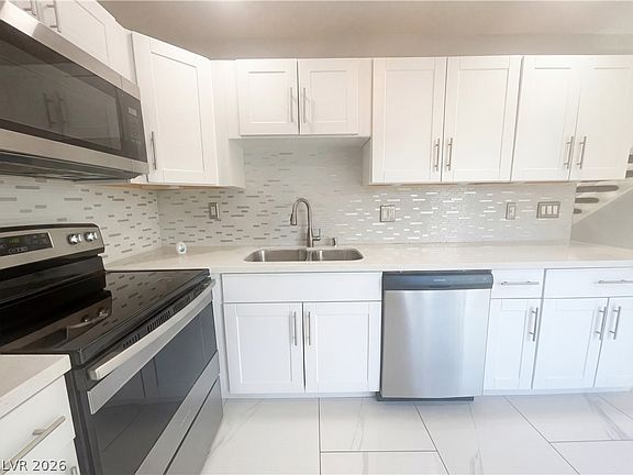 4th image of 568 Willow Green Dr