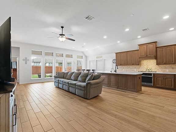 5th image of 405 Glen Arbor Dr