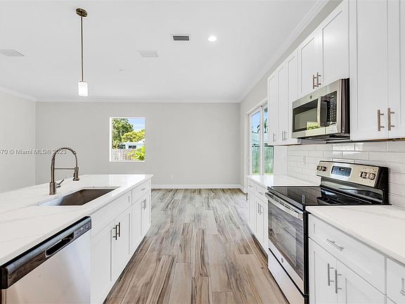 2nd image of 4501 Redwood Dr