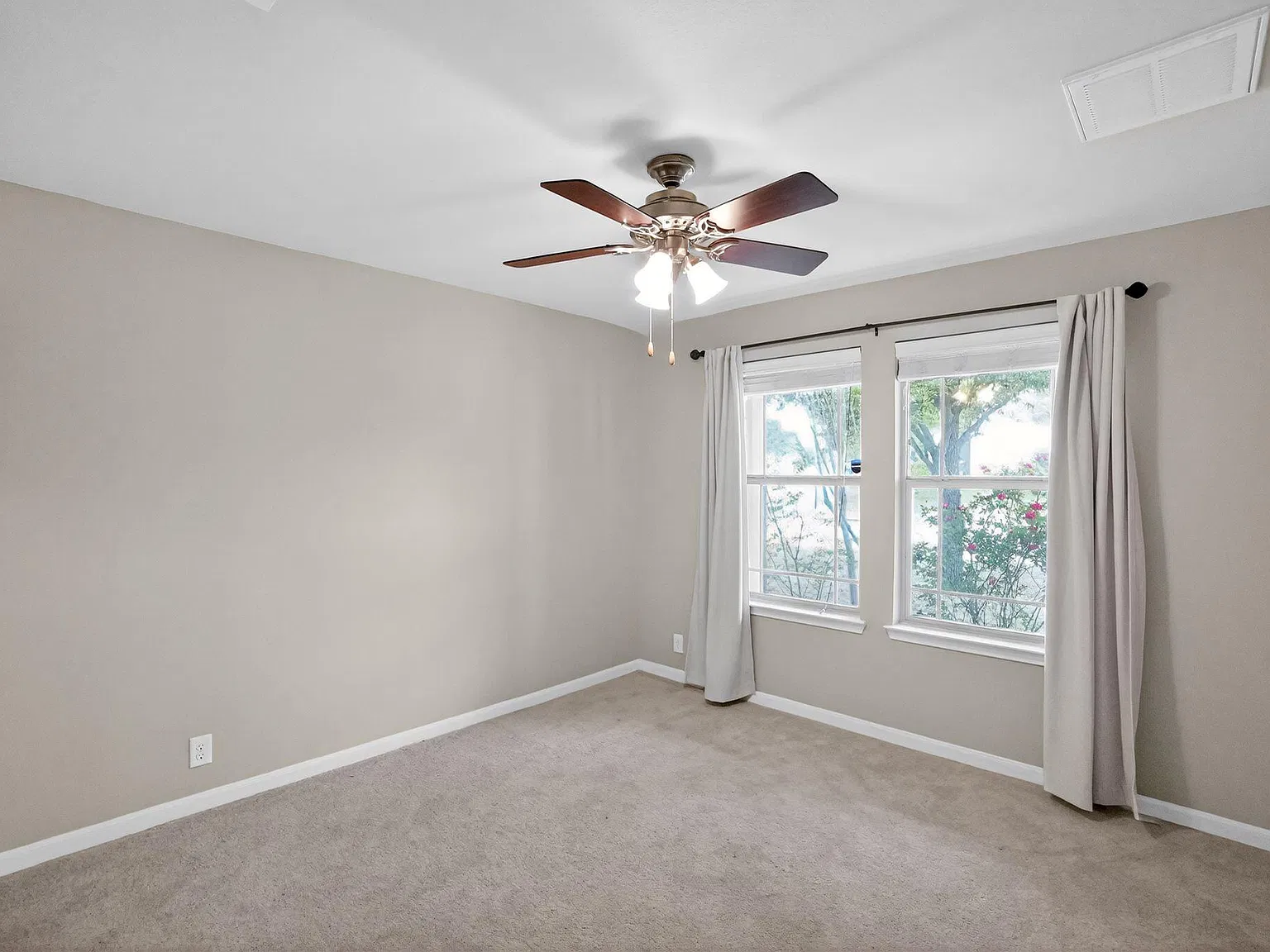 3 bed, 2.0 bath, 1600 sqft, $2,095 — Photo 4