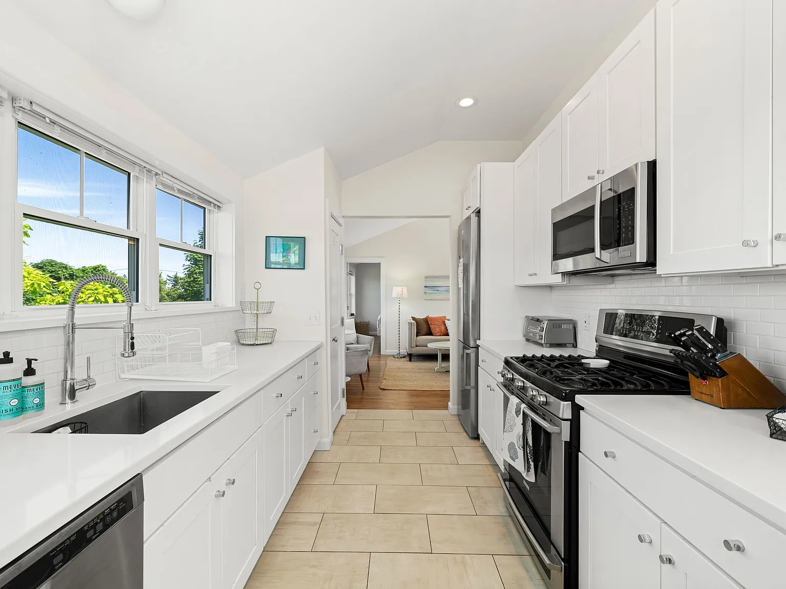 2 bed, 1045 sqft, $2,900 — Photo 3