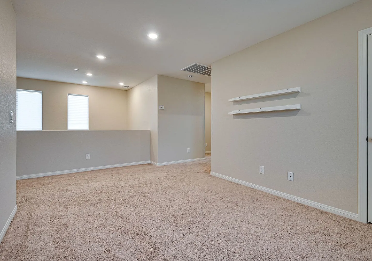 Beautiful 4-bedroom, 3-bath single-family home located in a gated community — Photo 4