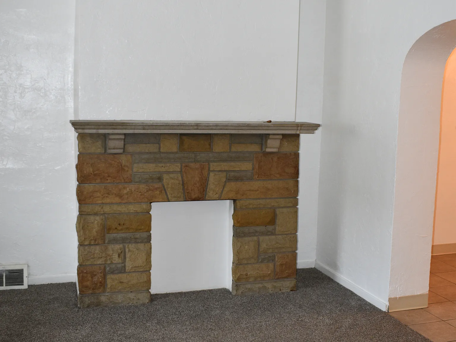 3 bed, 1374 sqft, $1,300 — Photo 2
