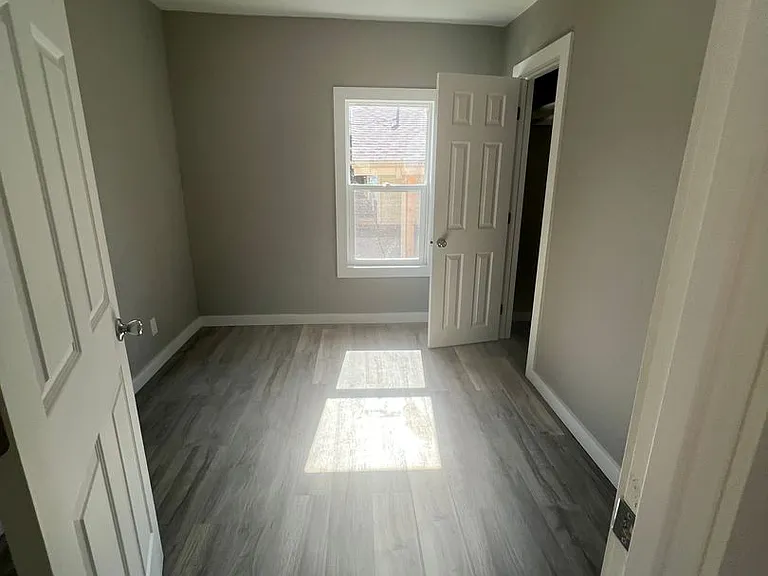 2142 W Chestnut St — Photo 4