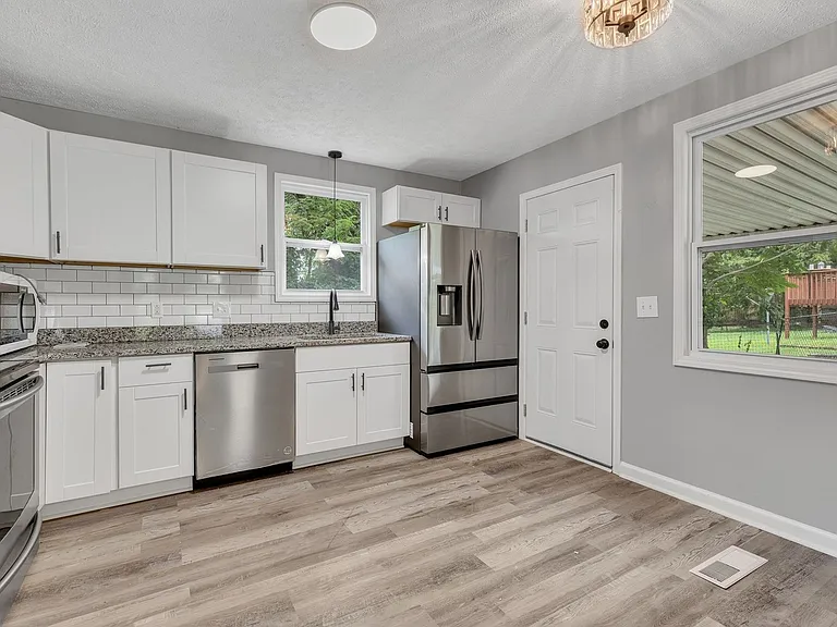 2923 Emery Dr — Photo 6