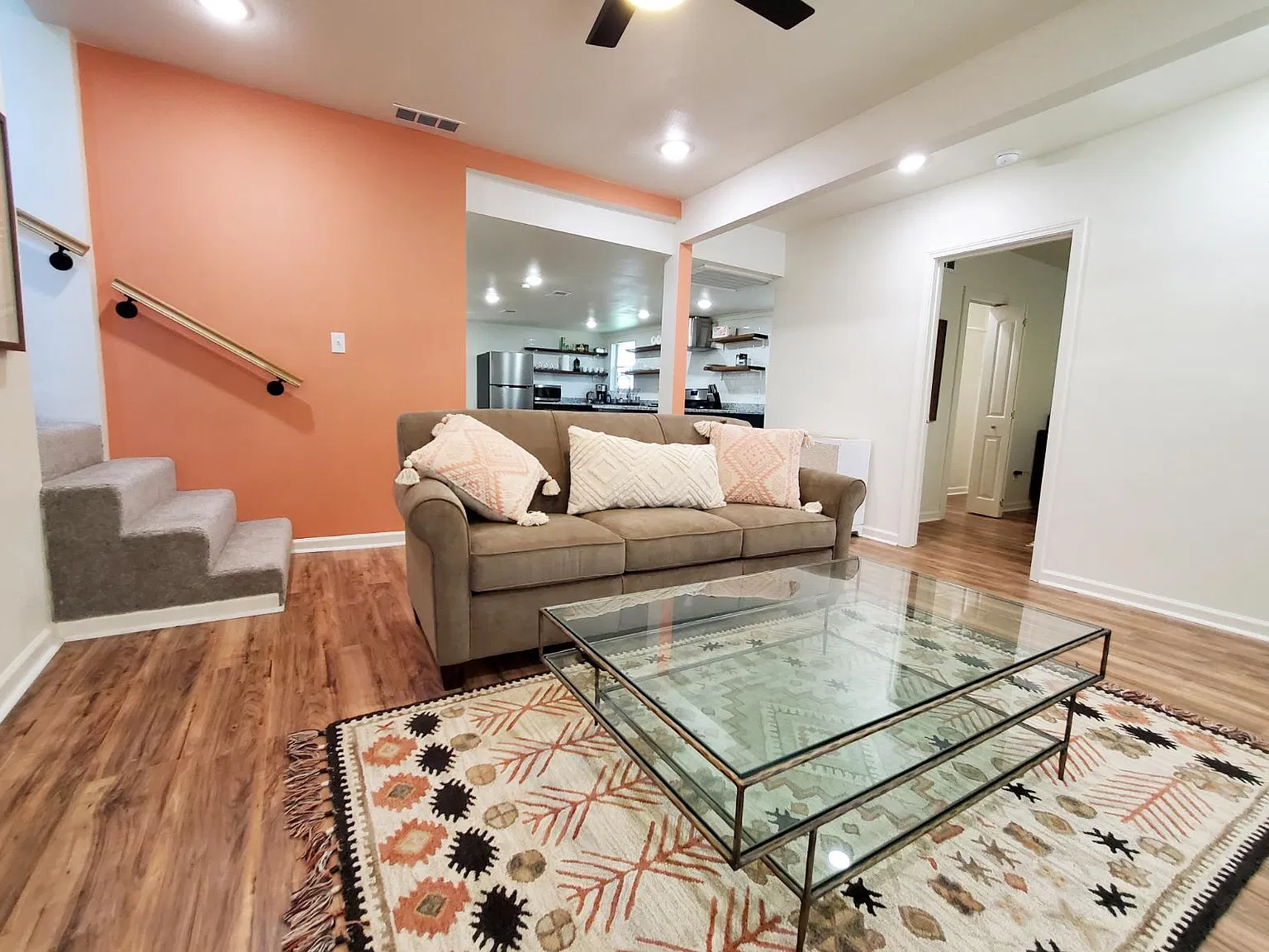 1010 W Chestnut St — Photo 2