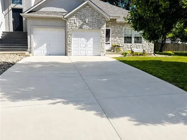 724 S Woodson Ln, Gardner, KS 66030