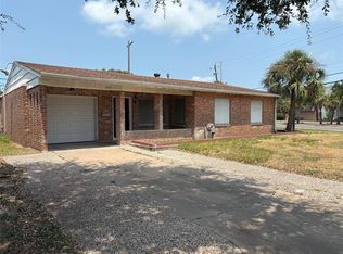 106 Barracuda Ave, Galveston, TX 77550