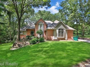 7725 Partridge Hill Dr, Brighton, MI 48116