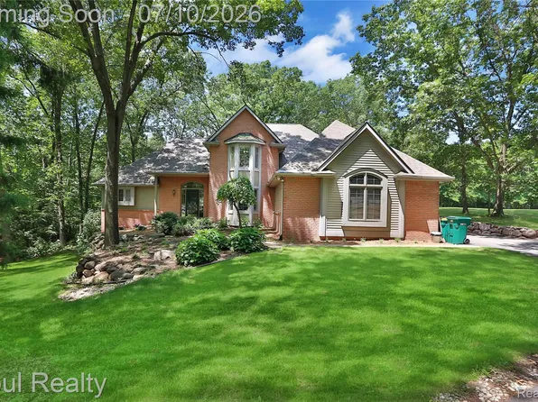7725 Partridge Hill Dr, Brighton, MI 48116