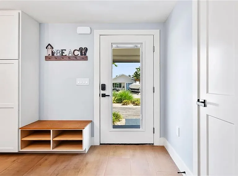 2736 Riverview Dr — Photo 4