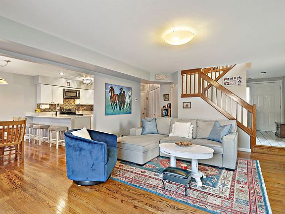 3rd image of 901 Ashley Ct