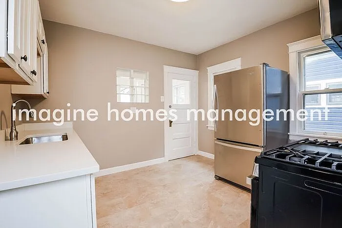 1380 Hall Ave — Photo 6
