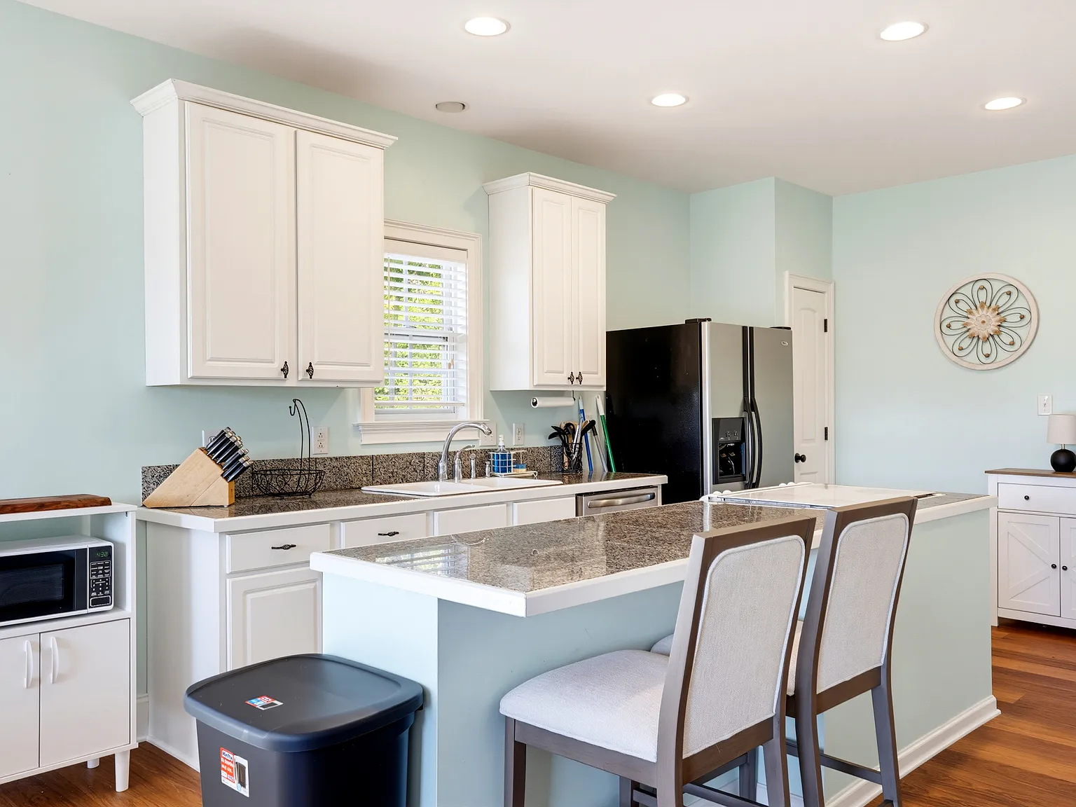 3 bed, 2352 sqft, $1,900 — Photo 4