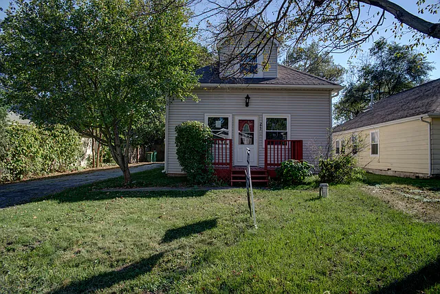 273 E Shorewood Dr photo 1
