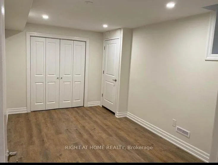 1080 Glenashton Dr #BASEMENT — Photo 8