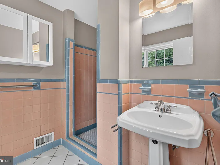 7215 Rollingwood Dr — Photo 17