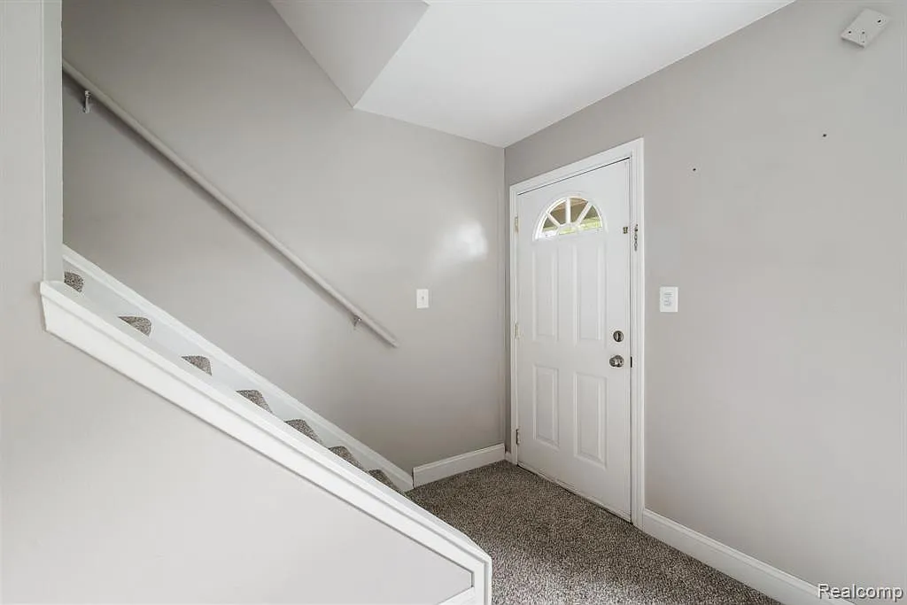 3 bed, 2.0 bath, 1900 sqft, $2,000 — Photo 4