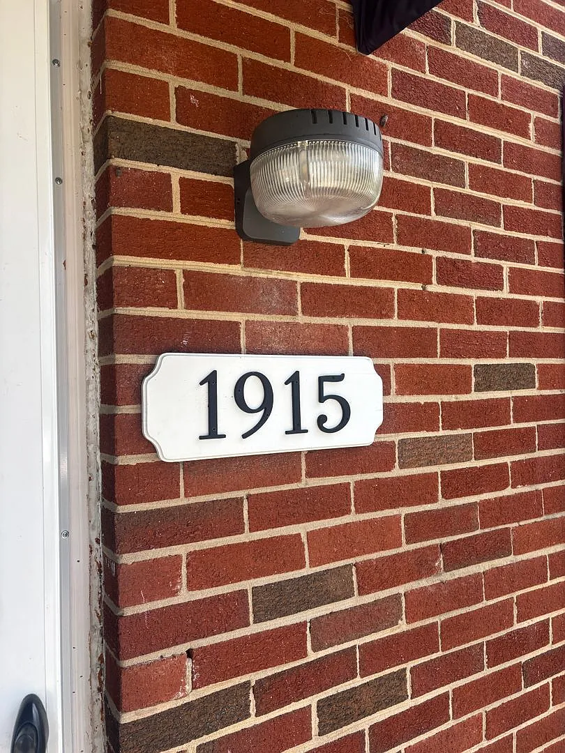 Great Duplex with 2 Bedrooms and 2 Baths 1915 Wallace Avenue — Photo 3