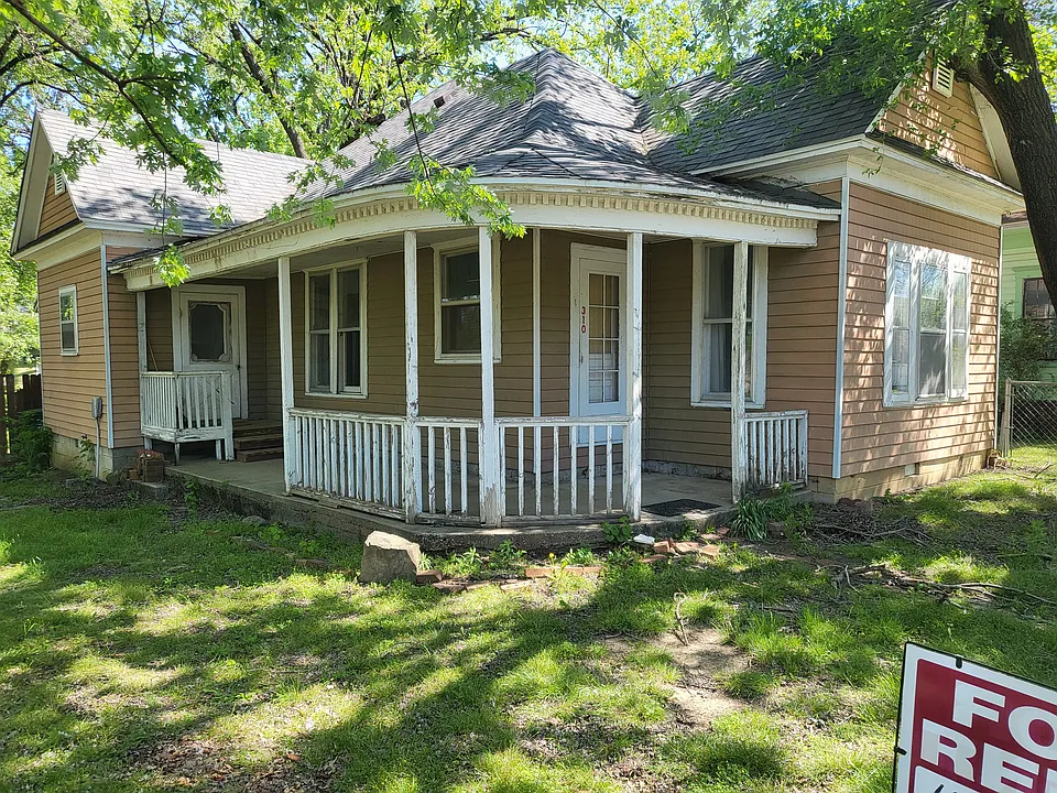 310 W 8th St