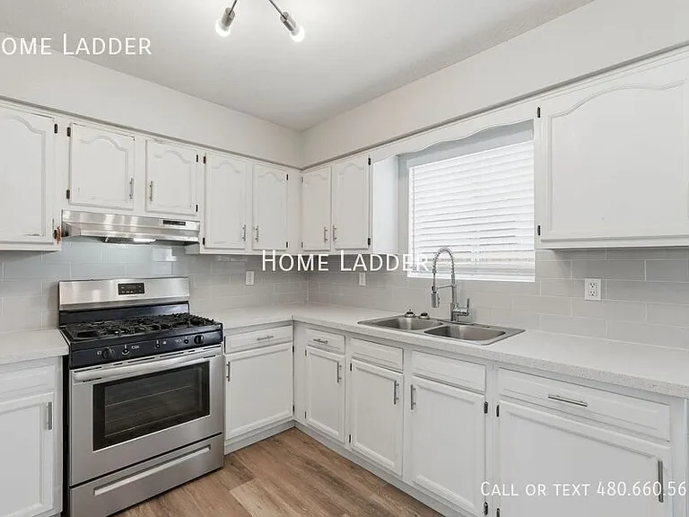 1125 E 1st St — Photo 8