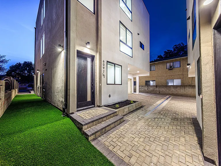 Rare Brand New Luxury Townhomes in Trendy Highland Park — Photo 1