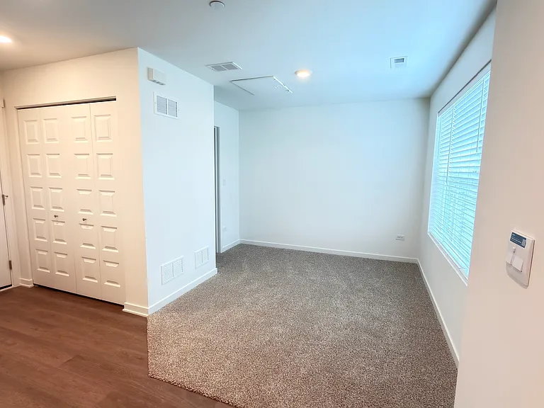 435 Lakeshore Ct — Photo 2