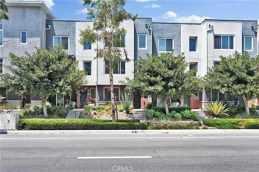 4 bed, 3.5 bath, 1856 sqft, $5,300 — Photo 1
