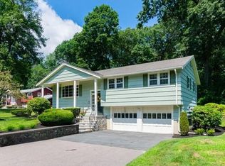 10 Countryside Ln, Walpole, MA 02081