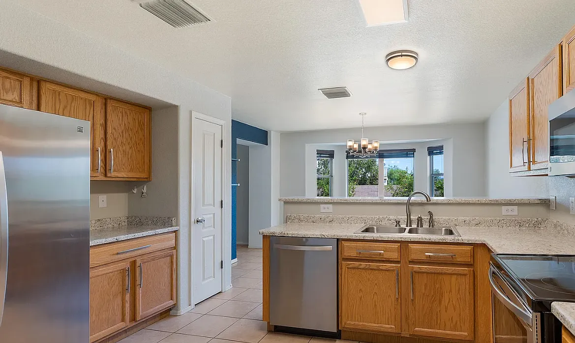 3 bed, 2.5 bath, 1543 sqft, $2,100 — Photo 3