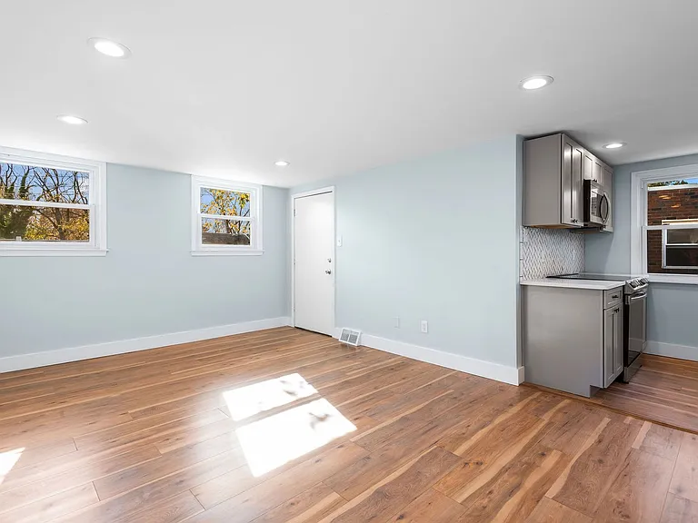 137 W Maryland Ave — Photo 5