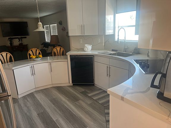 3rd image of 125 Burgundy Dr