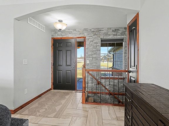 4th image of 2401 N Woodridge Cir