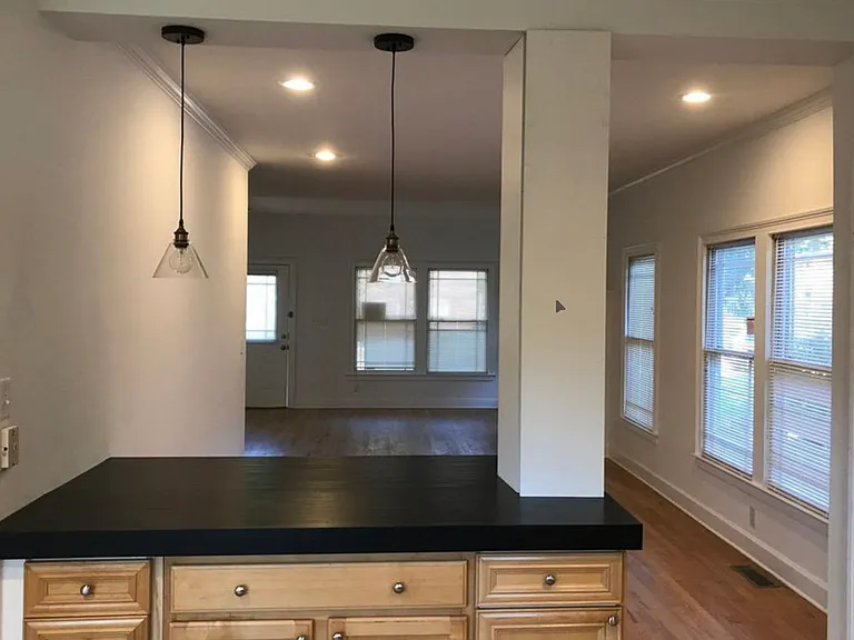 702 Catherine St SW — Photo 2