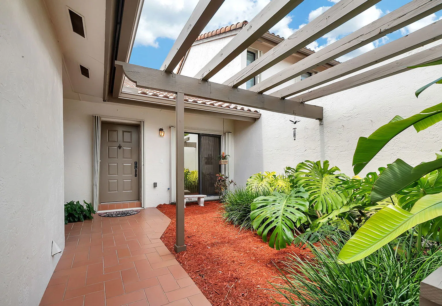3 bed, 2.0 bath, 1359 sqft, $3,300 — Photo 2