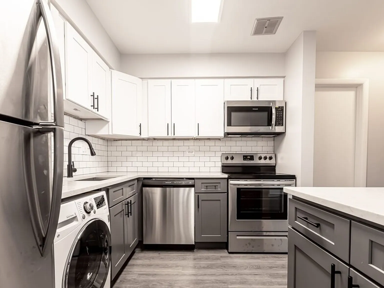 Grand Park Apartments — Photo 1