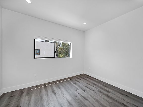 3rd image of 11522 Emelita St #1/2