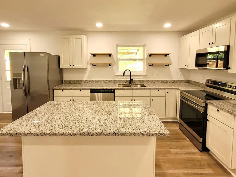 904 Colbert Ave — Photo 3