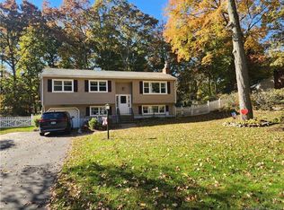 15 Maplewood Dr, East Lyme, CT 06333