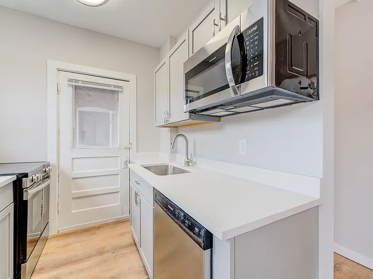 (370) 2526-30 Bellevue — Photo 23