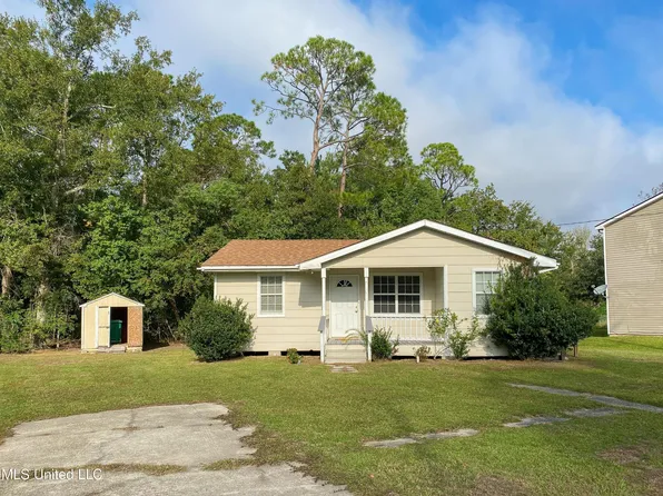 207 Hart St, Waveland, MS 39576