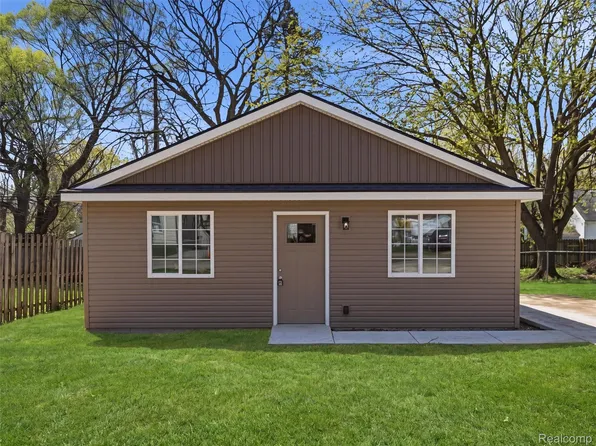 1005 Lakeview St, Waterford, MI 48328