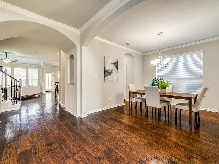 2417 Austin Ln — Photo 2
