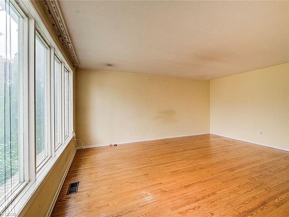 4th image of 76 Pepperwood Cres