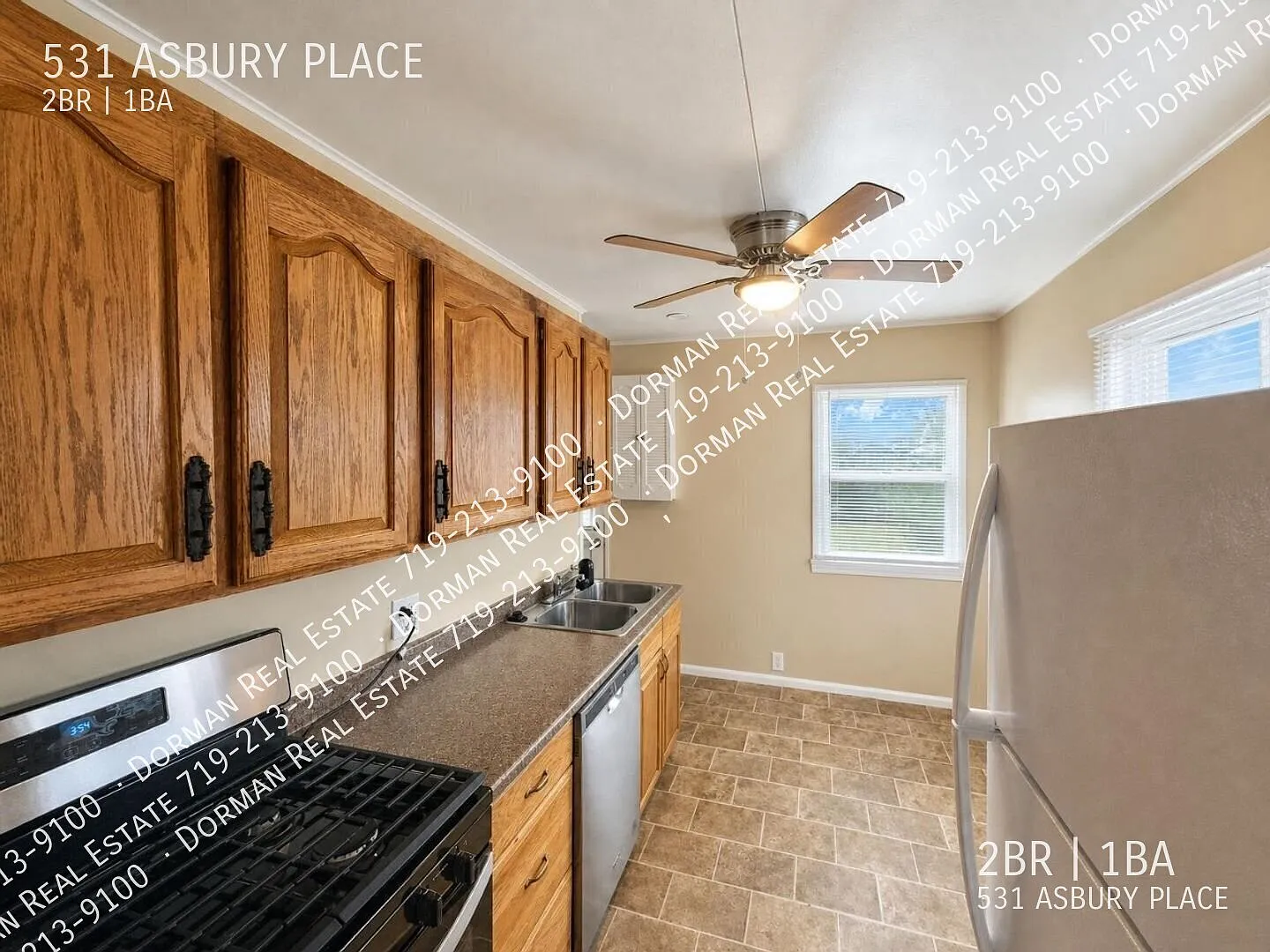 Charming 2 Bedroom Rancher With 2 Car Garage — Photo 2