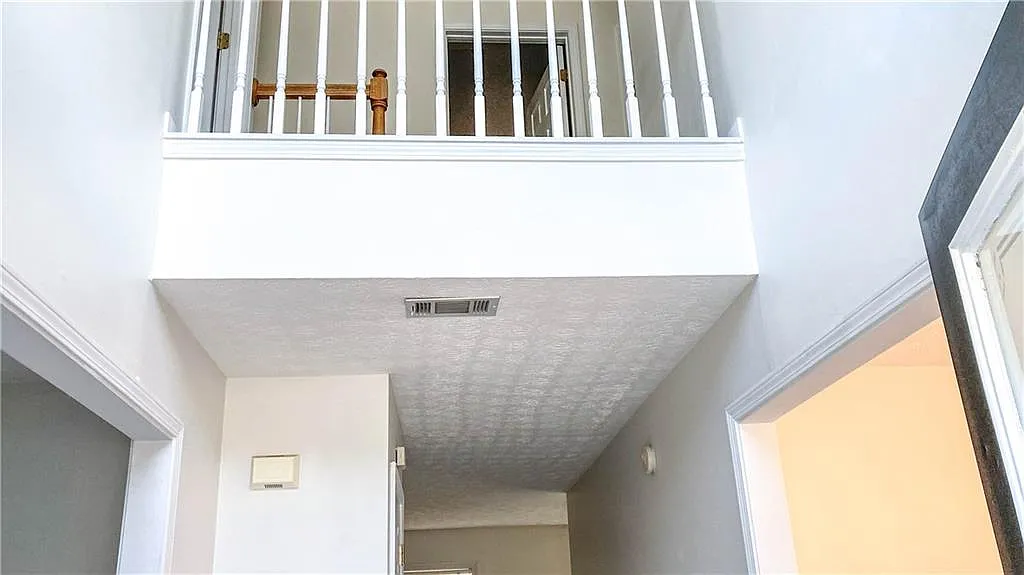 4 bed, 2.5 bath, 1729 sqft, $2,400 — Photo 4