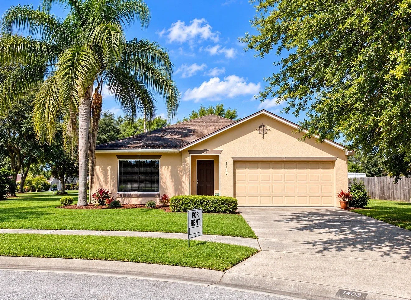 Spacious 4 Bed/2 Bath Home in Groveland, FL - Available 10/01, $2250/mo — Photo 1